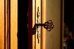 closet door with key1